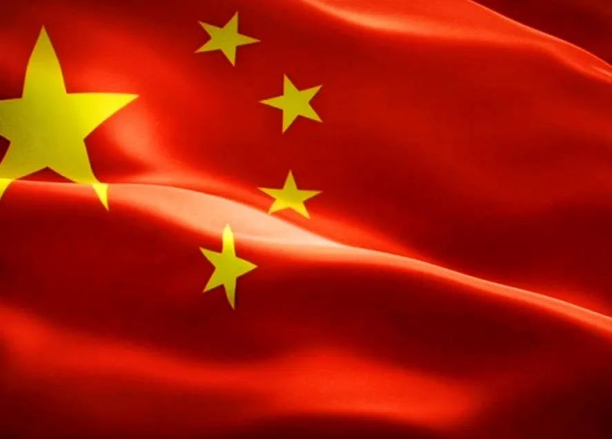 升旗仪式结束后,我院学子纷纷手持"武汉加油,中国必胜!