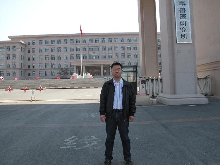 2012年毕业后,他通过博士考试,现在中国军事医学科学院军事兽医研究所